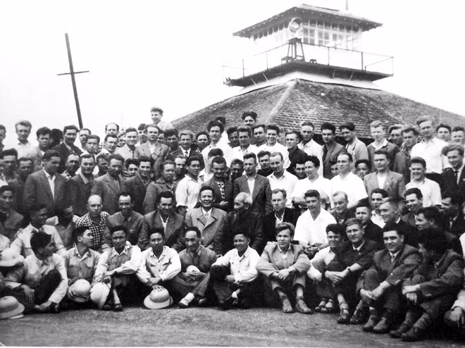 Bác Hồ tới thăm đoàn phi công trực thăng Liên Xô và Việt Nam tại sân bay Cát Bi ngày 23-2-1961.