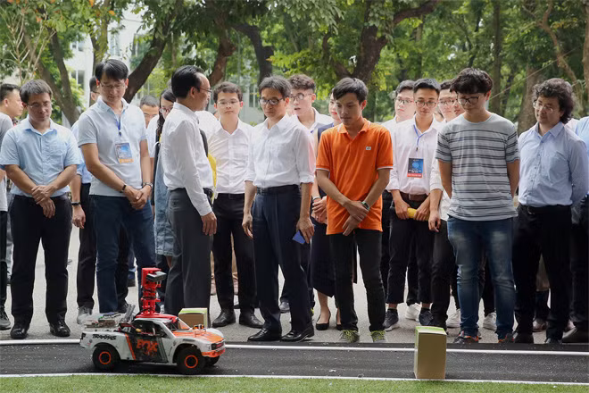 Phó Thủ tướng Vũ Đức Đam thăm gian giới thiệu ứng dụng trí tuệ nhân tạo trên xe tự hành. Ảnh: VGP/Đình Nam.