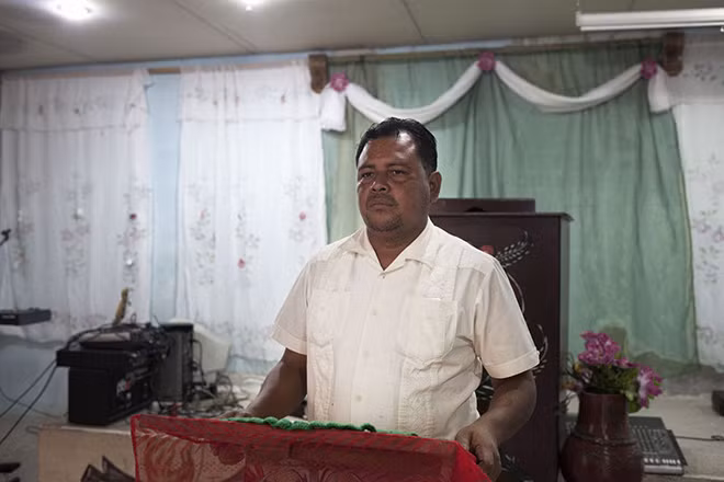 Linh mục Daniel Pacheco vào năm 2013 đã cải tạo “Casa Loca” (Ngôi Nhà Điên) của một băng đảng thành “Casa Esperanza” (Ngôi Nhà Hy Vọng) để giúp cho thanh thiếu niên thoát khỏi các băng đảng tội phạm.