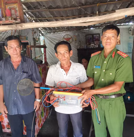 Công an xã Vĩnh Hưng A, huyện Vĩnh Lợi (Bạc Liêu) vận động người dân giao nộp bộ kích điện bắt thủy sản trái phép.