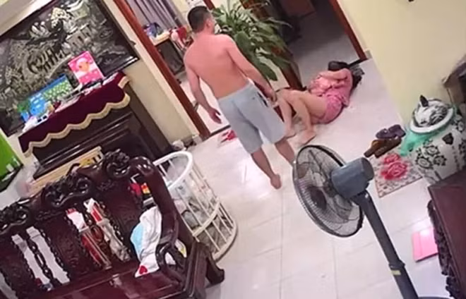 Cảnh Vinh đánh vợ ngã dúi dụi do camera ghi lại.