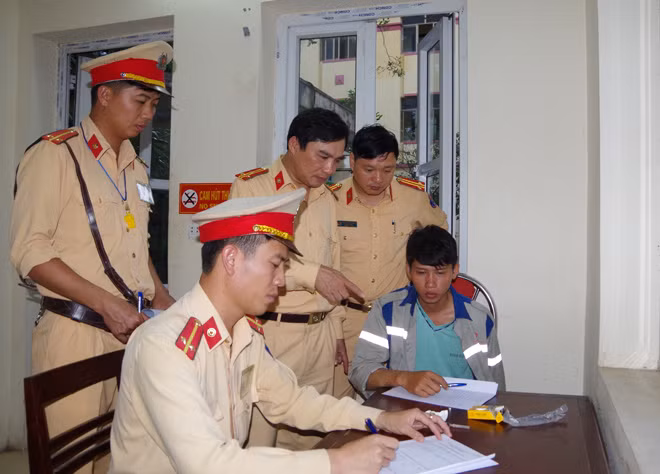Trung úy Trần Khắc Nam lấy lời khai “nóng” của đối tượng Đinh Văn Nghĩa bị bắt giữ khi đang trên đường mang ma túy giao cho con nghiện.