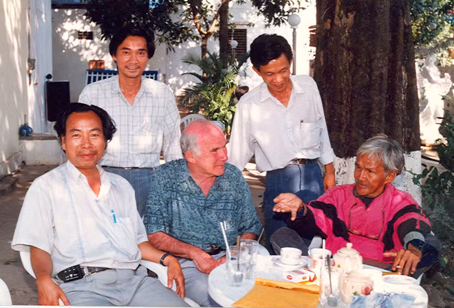 Bùi Giáng (phải) và các thân hữu.