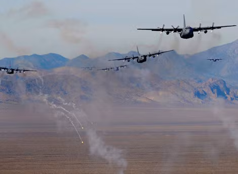 Máy bay C-130 Hercules của Không lực Mỹ trong chuyến huấn luyện tại Khu vực thử nghiệm và đào tạo không quân Nevada vào ngày 17-11-2010. Ảnh nguồn: Alamy.