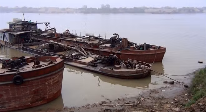 Hai tàu khai thác cát trái phép bị bắt quả tang.