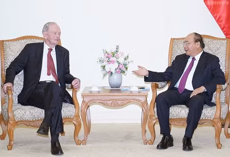Thủ tướng Nguyễn Xuân Phúc và cựu Thủ tướng Canada Jean Chretien. Ảnh: VGP/Quang Hiếu.