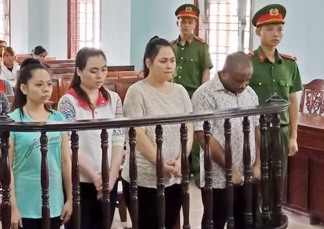 Nhóm đối tượng chuyên giả trai Tây để lừa tiền của phụ nữ Việt.