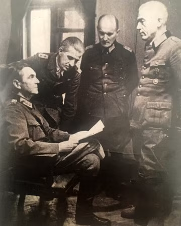 Paulus đã nói chuyện trên Đài phát thanh Đức kêu gọi quân Đức từ bỏ Hitler.