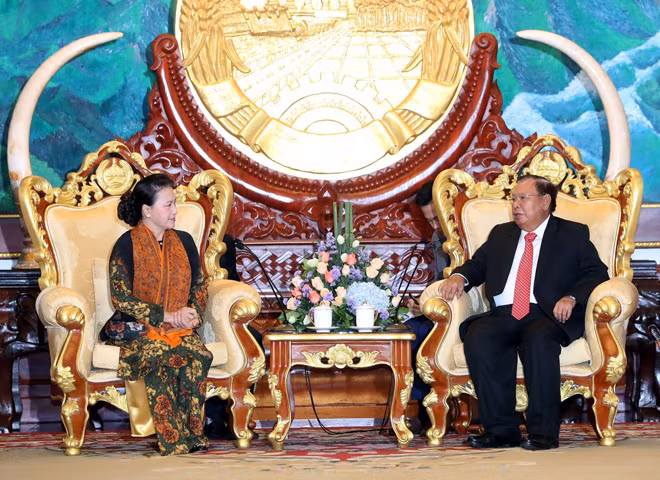 Chủ tịch Quốc hội Nguyễn Thị Kim Ngân hội kiến Tổng Bí thư, Chủ tịch nước Lào Bounnhang Vorachith. Ảnh: TTXVN.