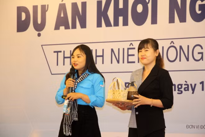 Nguyễn Thị Ngọc Như (Bến Tre) với dự án “Son môi dừa với vỏ son gỗ thân thiện môi trường”.