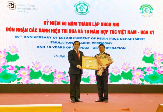 TS.BS Nguyễn Thành Nam, Trưởng Khoa Nhi đón nhận Bằng khen của Thủ tướng Chính phủ.