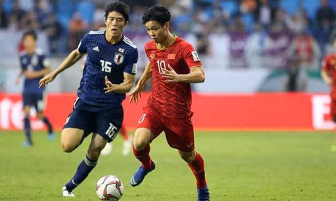 Công Phượng (áo đỏ) là người chơi năng nổ nhất trên hàng công Việt Nam tối 24-1.