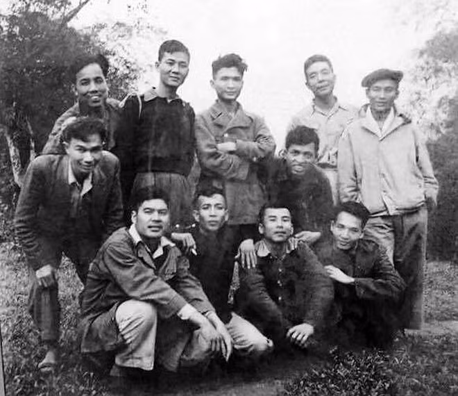 Các văn nghệ sĩ kháng chiến, hàng đứng từ trái sang: Nguyễn Đỗ Cung, Học Phi, Nguyễn Xuân Sanh, Chế Lan Viên, Hoàng Trung Thông, Nguyễn Huy Tưởng, Tô Hoài. Hàng ngồi từ trái sang: Nguyễn Đình Thi, Kim Lân, Nguyên Hồng, Nam Cao.