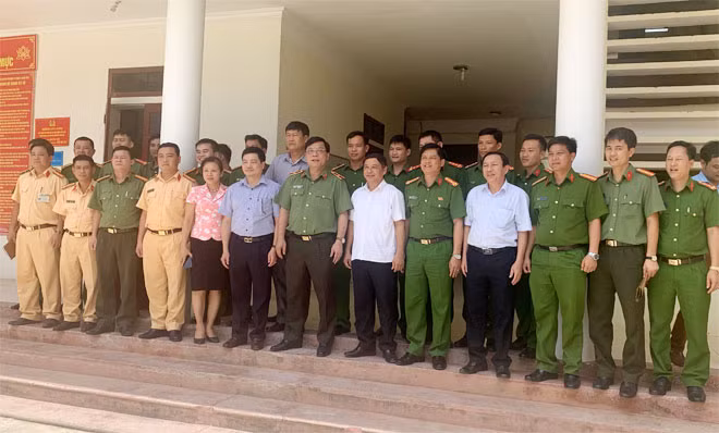 Thiếu tướng Nguyễn Hải Trung cùng các đại biểu và CBCS Công an huyện.
