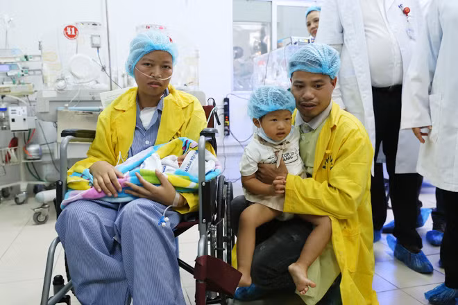 Khoảnh khắc hàng ngày ôm con quá đỗi giản đơn với những người mẹ khác nhưng là cả sự nỗ lực, gắng hết sức để vượt qua những cơn đau đến gần với hiện thực được ôm con của chị Liên. Khoảnh khắc hàng ngày ôm con quá đỗi giản đơn với những người mẹ khác nhưng là cả sự nỗ lực, gắng hết sức để vượt qua những cơn đau đến gần với hiện thực được ôm con của chị Liên.