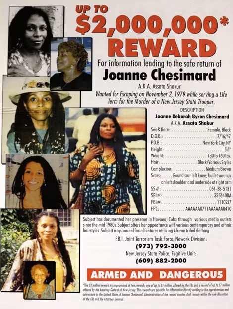 Poster với hình ảnh của Joanne Chesimard (tức Assata Shakur) được trưng bày trong cuộc họp báo đưa ra thông tin cập nhật về cuộc truy nã Chesimard vào ngày 2-5-2013 tại thành phố Newark, bang New Jersey.