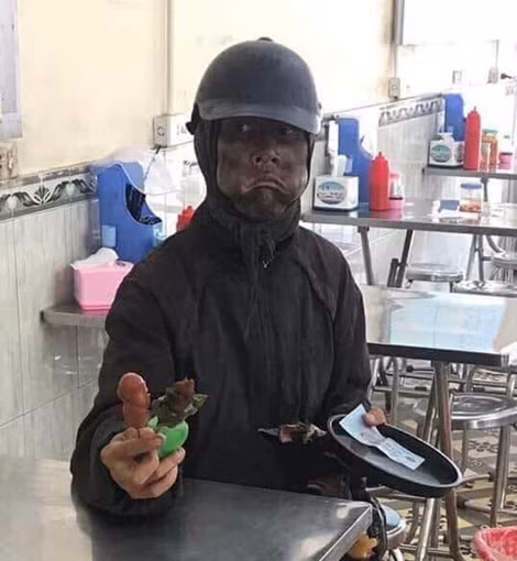 Đối tượng xuất hiện tại một quán ăn.