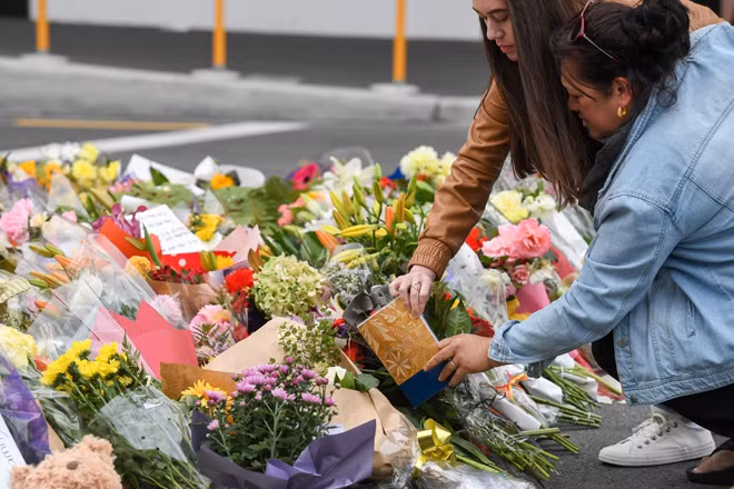 Đặt hoa tưởng niệm các nạn nhân vụ xả súng ở Christchurch, New Zealand, ngày 16-3. Ảnh: THX. Đặt hoa tưởng niệm các nạn nhân vụ xả súng ở Christchurch, New Zealand, ngày 16-3. Ảnh: THX.