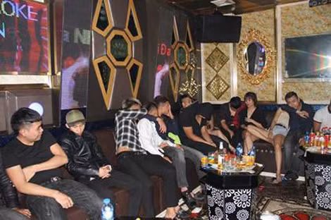 26 nam, nữ thanh niên bị phát hiện khi đang bay lắc tại phòng Vip 202, quán Karaoke X-Men.