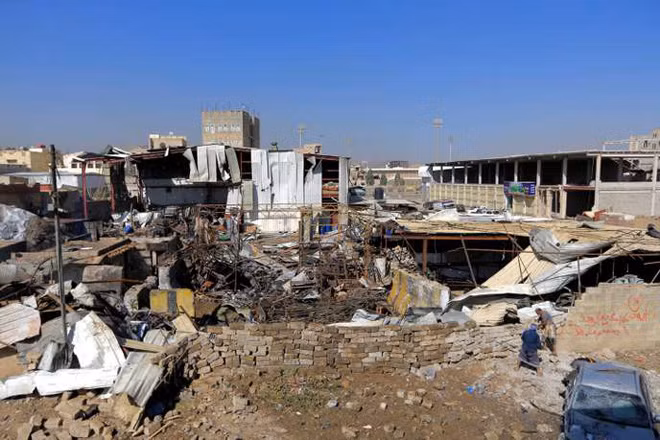 Nhà máy nhựa ở quận Jeraf ở thủ đô Sanaa của Yemen hoang tàn sau vụ không kích ngày 10-4-2019. (Ảnh: AFP).