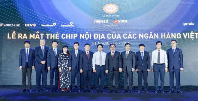 Đại diện Ban Lãnh đạo Vietcombank: Ông Đào Minh Tuấn – Chủ tịch Hội thẻ Ngân hàng Việt Nam, Phó Tổng Giám đốc (thứ 6 từ trái sang) và ông Thomas William Tobin – Giám đốc Khối Bán lẻ (thứ 2 từ trái sang)chụp ảnh cùng các đại biểu tại sự kiện.