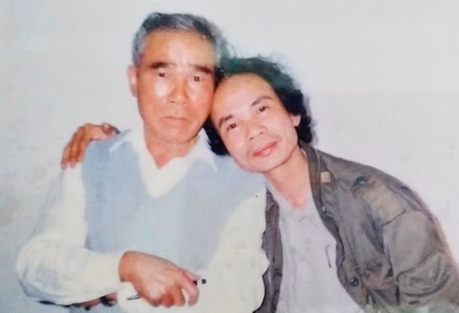 Nhà thơ Võ Văn Trực (trái) và nhà thơ Nguyễn Trọng Tạo.