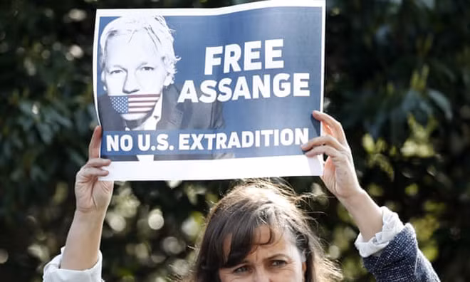 Nữ Nghị sĩ Ana Miranda của Tây Ban Nha giơ cao khẩu hiệu ủng hộ Julian Assange.