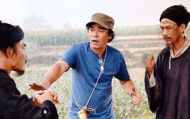 Đạo diễn Đào Bá Sơn chỉ đạo diễn xuất cho các diễn viên trong phim “Long thành cầm giả ca”.