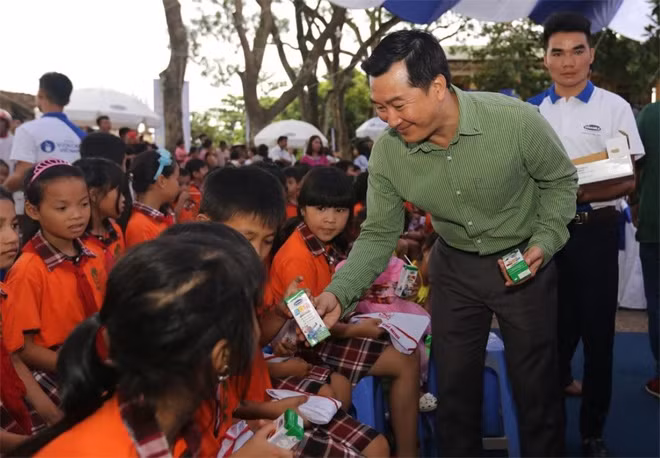 Quỹ Sữa Vươn Cao Việt Nam và Vinamilk đã trao tặng 44.709 ly sữa cho các em học sinh có hoàn cảnh khó khăn tại Hưng Yên.