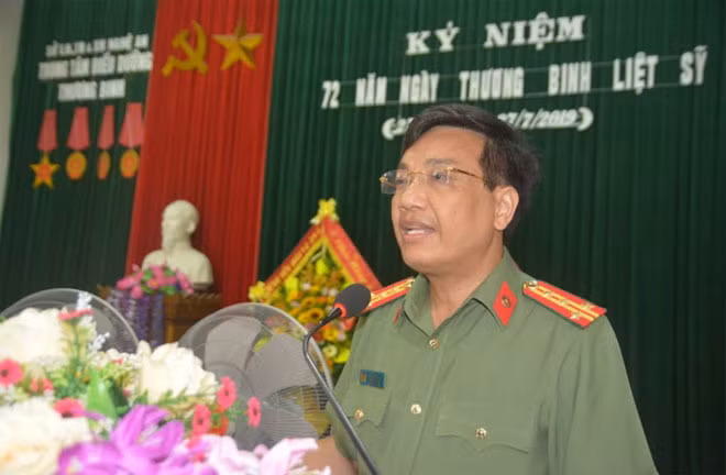 Đại tá Hồ Văn Tứ, Phó giám đốc Công an tỉnh phát biểu tại buổi trao quà.