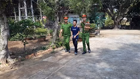 Thượng úy Đặng Văn Công (ngoài cùng bên trái) cùng với đồng đội bắt giữ một đối tượng truy nã. (Ảnh: congan.daknong.gov.vn)