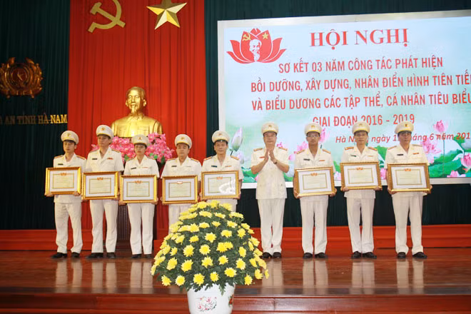 Thừa ủy quyền của lãnh đạo Bộ Công an, Đại tá Nguyễn Văn Trung, Giám đốc Công an tỉnh Hà Nam trao danh hiệu Chiến sĩ thi đua toàn lực lượng cho 8 cá nhân. Thừa ủy quyền của lãnh đạo Bộ Công an, Đại tá Nguyễn Văn Trung, Giám đốc Công an tỉnh Hà Nam trao danh hiệu Chiến sĩ thi đua toàn lực lượng cho 8 cá nhân.
