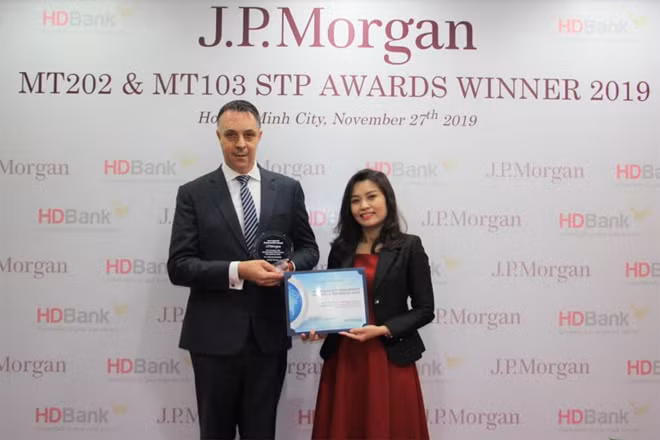 Bà Trần Thu Hương – Phụ trách Khối Vận hành đại diện HDBank nhận giải từ Ông Jason Clinton – Giám đốc Vùng Đông Nam Á và Australia đại diện Ngân hàng J.P Morgan trao tặng.