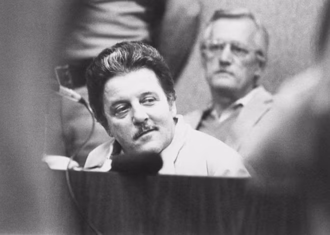 Anthony Spilotro trong phòng xử án năm 1983, với cáo buộc 2 tội danh thảm sát tại Las Vegas.