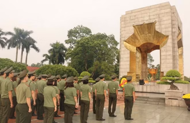 Tri ân các Anh hùng liệt sĩ tại Đài tưởng niệm Anh hùng liệt sĩ đường Bắc Sơn