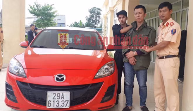 Chu Tuấn Hùng (áo xanh rêu) bị tạm giữ. Chu Tuấn Hùng (áo xanh rêu) bị tạm giữ.