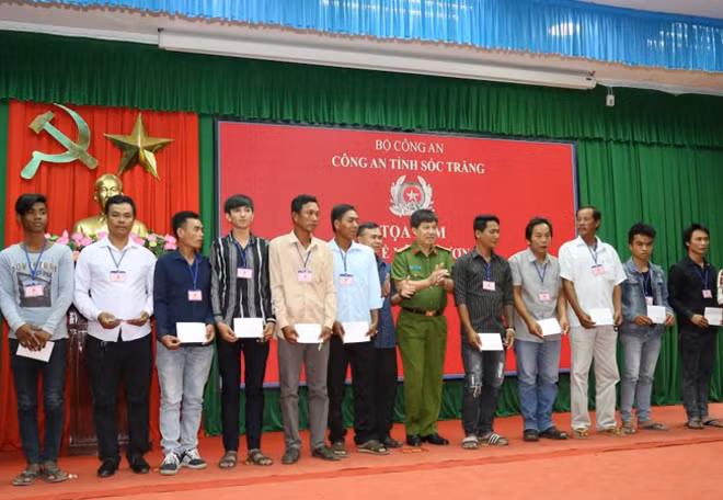 Đại tá Phan Văn Ứng và ông Lê Dương Thừa Hùng tặng quà cho các thanh thiếu niên.