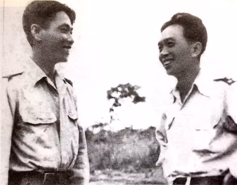 Thiếu tướng Lê Thiết Hùng và Đại tướng Võ Nguyên Giáp - Tư liệu gia đình.