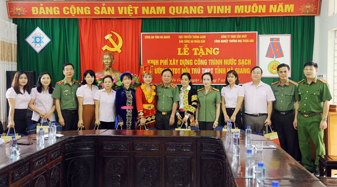 Lãnh đạo Cục Truyền thông CAND với các thầy cô giáo và đại diện học sinh nhà trường.