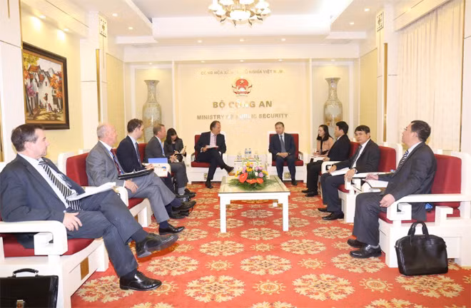Bộ trưởng Tô Lâm, ngài Mark Field và các đại biểu.