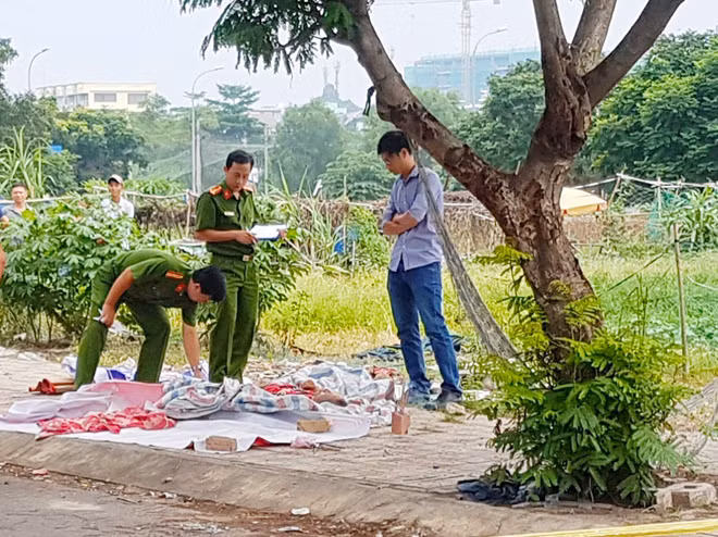 Công an khám nghiệm hiện trường một vụ án mạng do các đối tượng uống rượu gây ra.
