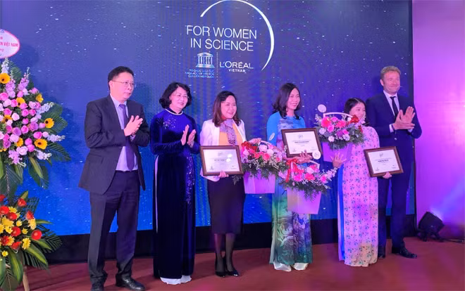 Phó Chủ tịch nước Đặng Thị Ngọc Thịnh và GS. Châu Văn Minh - Chủ tịch Viện Hàn lâm Khoa học và Công nghệ Việt Nam trao Giải thưởng L’Oreál – UNESCO "Vì sự phát triển phụ nữ trong khoa học" cho 3 nhà khoa học nữ xuất sắc năm 2019.