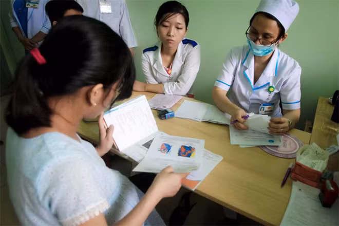 Bác sĩ tư vấn cho sản phụ về sinh sản. Bác sĩ tư vấn cho sản phụ về sinh sản.