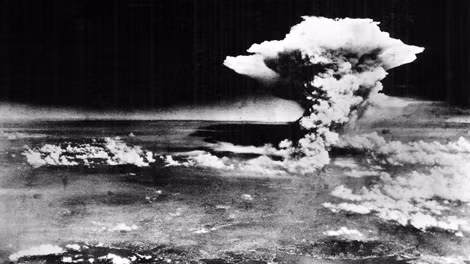 Bức ảnh chụp thành phố Hiroshima, nhật bản từ trên không, ngay sau khi quả bom nguyên tử “Little Boy” được thả xuống. Bức ảnh chụp thành phố Hiroshima, nhật bản từ trên không, ngay sau khi quả bom nguyên tử “Little Boy” được thả xuống.