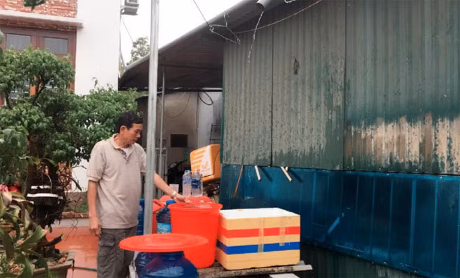 Người dân khu 2, TP Đông Hà phải mua nước lọc đóng bình để ăn uống, sinh hoạt hàng ngày. Người dân khu 2, TP Đông Hà phải mua nước lọc đóng bình để ăn uống, sinh hoạt hàng ngày.