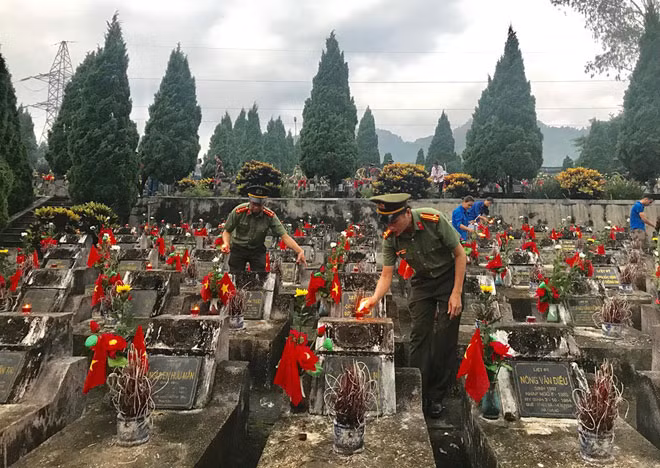 Cán bộ, chiến sĩ Cục Truyền thông CAND dâng hương, hoa trước mộ các anh hùng liệt sĩ tại Nghĩa trang liệt sĩ quốc gia Vị Xuyên. Cán bộ, chiến sĩ Cục Truyền thông CAND dâng hương, hoa trước mộ các anh hùng liệt sĩ tại Nghĩa trang liệt sĩ quốc gia Vị Xuyên.