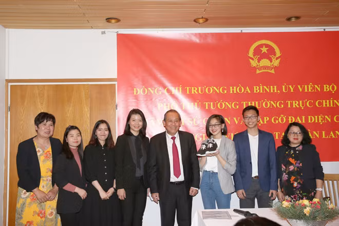 Phó Thủ tướng Thường trực Trương Hòa Bình và nhóm các bạn trẻ khởi nghiệp tại Phần Lan. Ảnh: VGP/Lê Sơn.