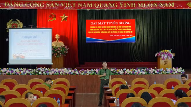 Đồng chí Phó Bí thư Đoàn thanh niên Công an tỉnh tuyên truyền cho các cháu học sinh về phòng, chống xâm hại trẻ em; phòng, chống bạo lực học đường.