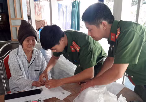 Công an huyện Phú Lộc và Công an xã Vinh Mỹ giúp người cao tuổi làm thủ tục cấp giấy CMND.