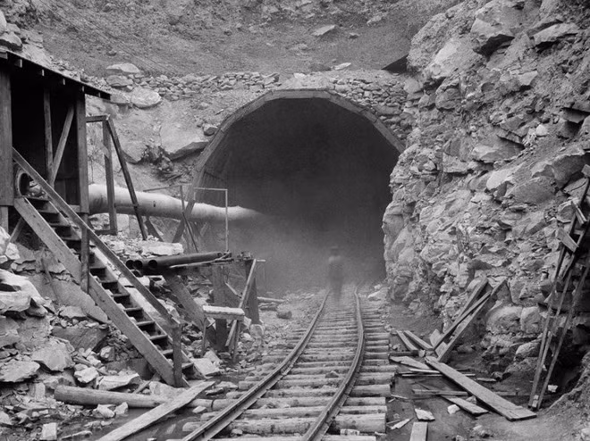 Bụi bao bọc các thợ mỏ trong lúc xây dựng tuyến Địa đạo tổ chim ưng vào năm 1930, họ tiếp xúc với lượng bụi silic độc hại và hàng trăm người đã bỏ mạng. Bụi bao bọc các thợ mỏ trong lúc xây dựng tuyến Địa đạo tổ chim ưng vào năm 1930, họ tiếp xúc với lượng bụi silic độc hại và hàng trăm người đã bỏ mạng.